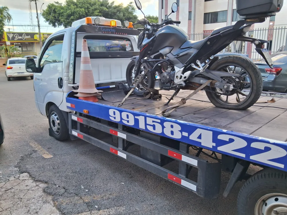 Guincho de moto transportada com segurança sobre a plataforma da AP Transportes